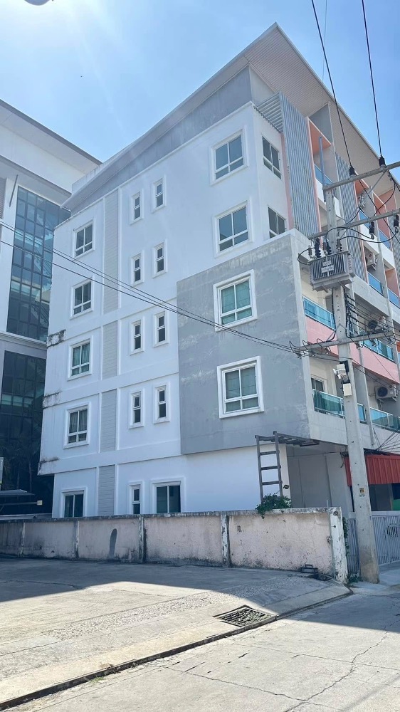 For SaleShophousePattaya, Bangsaen, Chonburi : For sale: 5-storey shophouse, next to Bangsaen beach, Wonnapha Beach, Chonburi Province