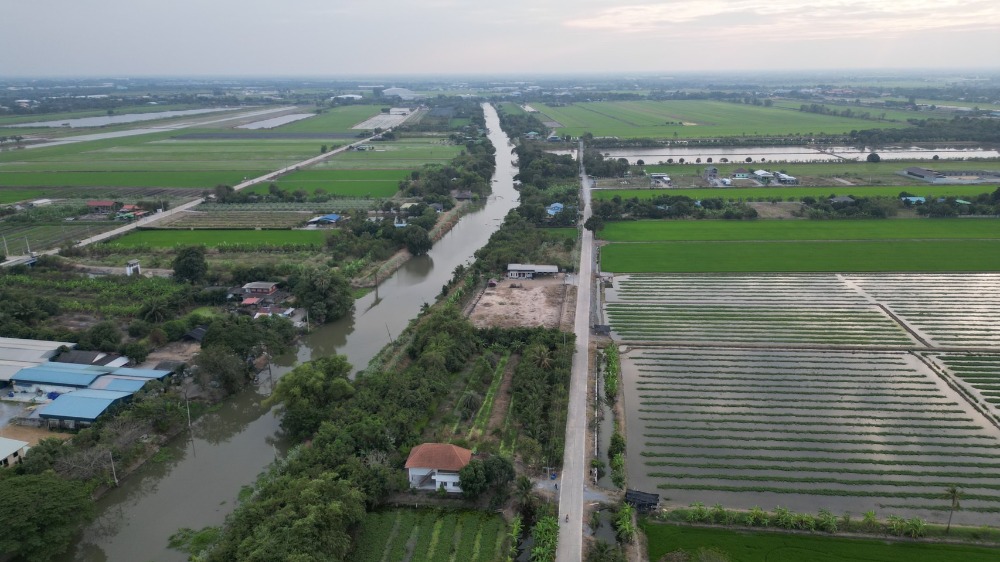 For SaleLandNonthaburi, Bang Yai, Bangbuathong : Beautiful land next to Khlong Thawi Watthana, with house, ready to fill, land, Nonthaburi, Sai Yai, Sai Noi, Bang Len, Nakhon Pathom, Naraphirom, Phutthamonthon