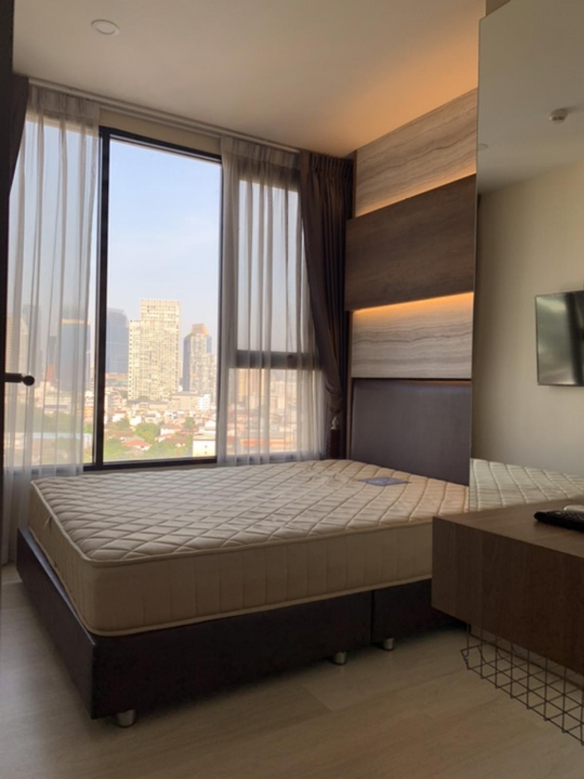 ให้เช่าคอนโดสาทร นราธิวาส : **Owner post**🔔Knightsbridge Prime Sathon****12 minutes walk to BTS Chong Nonsi***Size 38 sq.m. / 17th floor (in the corner)🔷Price: 37,000/month This price includes common feesNot include electricity and water bills Contract Period: 1 year❗️❗️Payment: 1 m