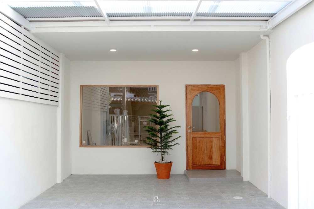 For RentTownhouseSeri Thai, Ramkhamhaeng Nida : For rent, beautifully decorated minimalist house, free furniture/free air conditioner/SmartTV+WiFi, fully furnished, ready to move in or do business, Ramkhamhaeng, near MRT