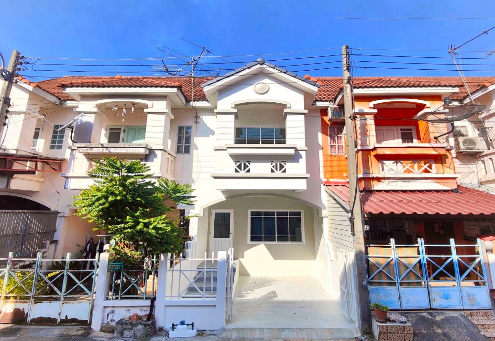 For SaleTownhousePathum Thani,Rangsit, Thammasat : Suphawat Village, 2.5-storey split-level townhouse, Soi Wat Makham, near Poonthap Market, back side, rice field view, cool breeze, comfortable