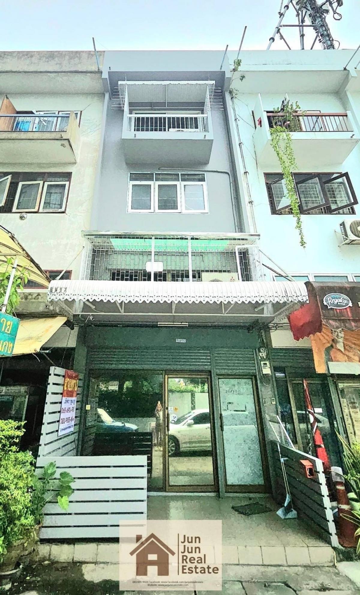 For SaleShophouseRatchadapisek, Huaikwang, Suttisan : 💥💥Urgent sale, great price 9.6 million!!💥💥💢Commercial building in the city center, on 2 sides of the road💢 Soi Suea Yai, Ratchada 36, ​​good location, 3 and a half storey building, 3 bathrooms** Suitable for use as an office or residence - 15 sq m.