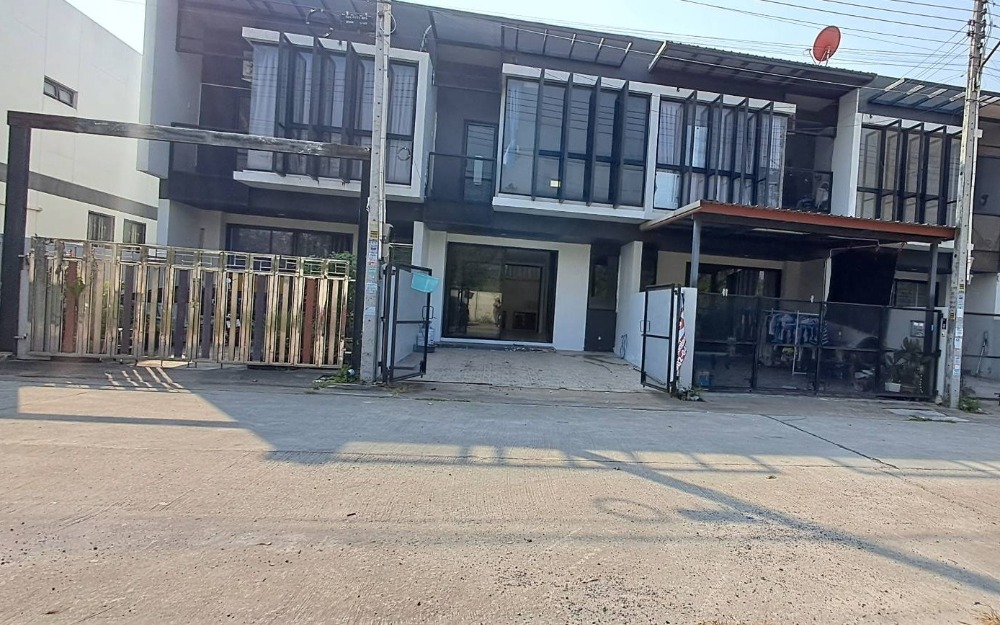 For SaleTownhomePattaya, Bangsaen, Chonburi : Great Price!! Excellent Condition!! Modern Style!! Only One Available, Book Quickly!! For Sale: 2-Story Townhouse at Delight Ville Rongpo-Pattaya, Nong Prue, Bang Lamung, Chonburi.