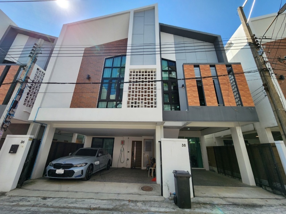 For SaleHouseOnnut, Udomsuk : House for sale with office, 2 houses next to each other, 4 bedrooms, 5 bathrooms, near BTS Punnawithi, Soi Wachiratham Sathit 42, in the heart of Sukhumvit 101/1