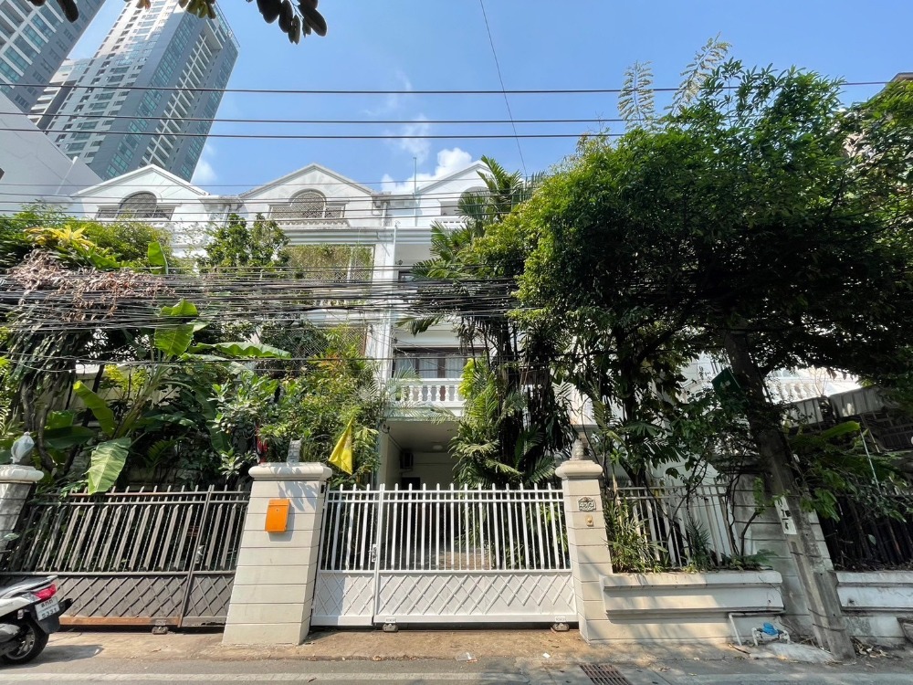 For RentHouseSukhumvit, Asoke, Thonglor : For rent Townhouse 3 storey in Phromphong