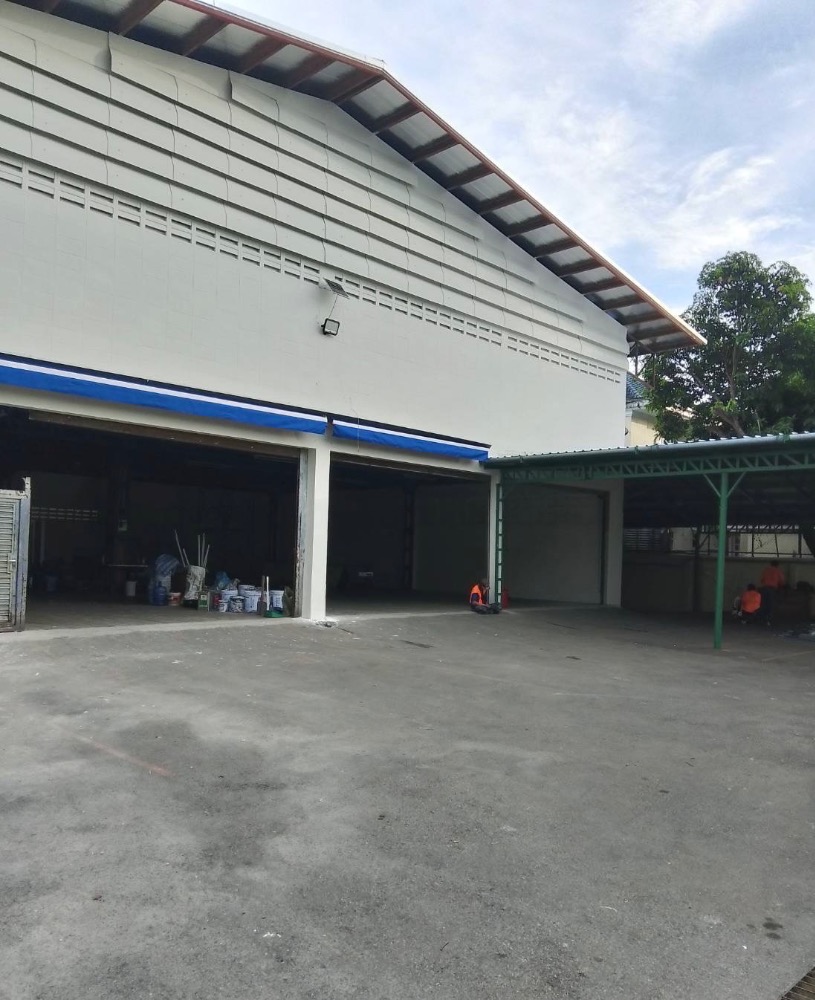 For RentWarehouseOnnut, Udomsuk : Factory and warehouse for rent, single building with office, usable area 1,400 sq m., located in the heart of the city, On Nut, Sukhumvit, with space around the building.