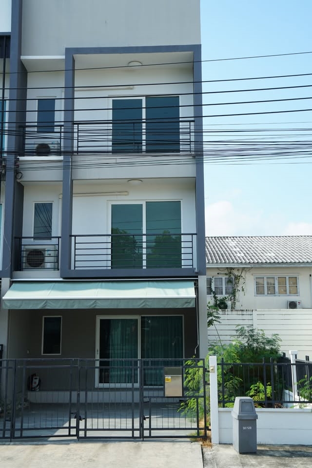 For RentTownhouseLadkrabang, Suwannaphum Airport : 🏡 For rent, 3-storey corner townhouse, Baan Klang Muang, Suan Luang (Chaloem Prakiat 28) 🌳 Only 2 km from Suan Luang Rama 9. The house is vacant and ready to move in ✅✅ 🐶🐱 Small pets allowed 🐶🐱