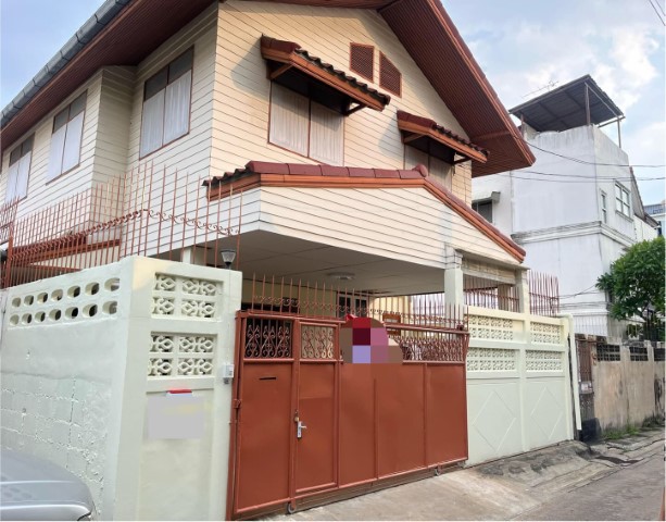 For RentHouseRatchadapisek, Huaikwang, Suttisan : 2-storey detached house for rent, Ratchada 3 Road, near MRT Ratchada 300 meters, air-conditioning, fully furnished, 4 bedrooms, 2 bathrooms, rental price 30,000 baht per month