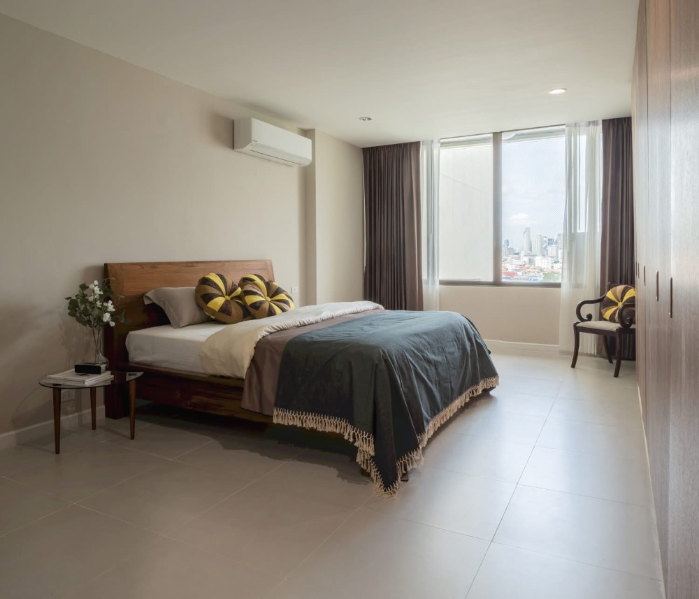 For RentCondoWongwianyai, Charoennakor : ❖ Chao Phraya Riverside ❖ 10+ floor 3 bedrooms, 3 bathrooms | 200.00 sq.m. with private balcony | Condo near BTS Khlong San 2 mins., Icon Siam 3 mins., Lhong 1919 3 mins.