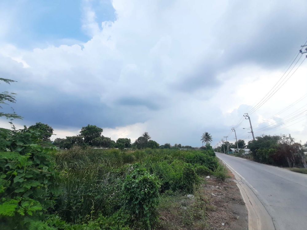 For SaleLandSamut Prakan,Samrong : Beautiful land for sale, 1 rai, 3 ngan, 98 sq w., on multiple entrance-exit roads, near Central Village shopping mall, with title deed, Samut Prakan