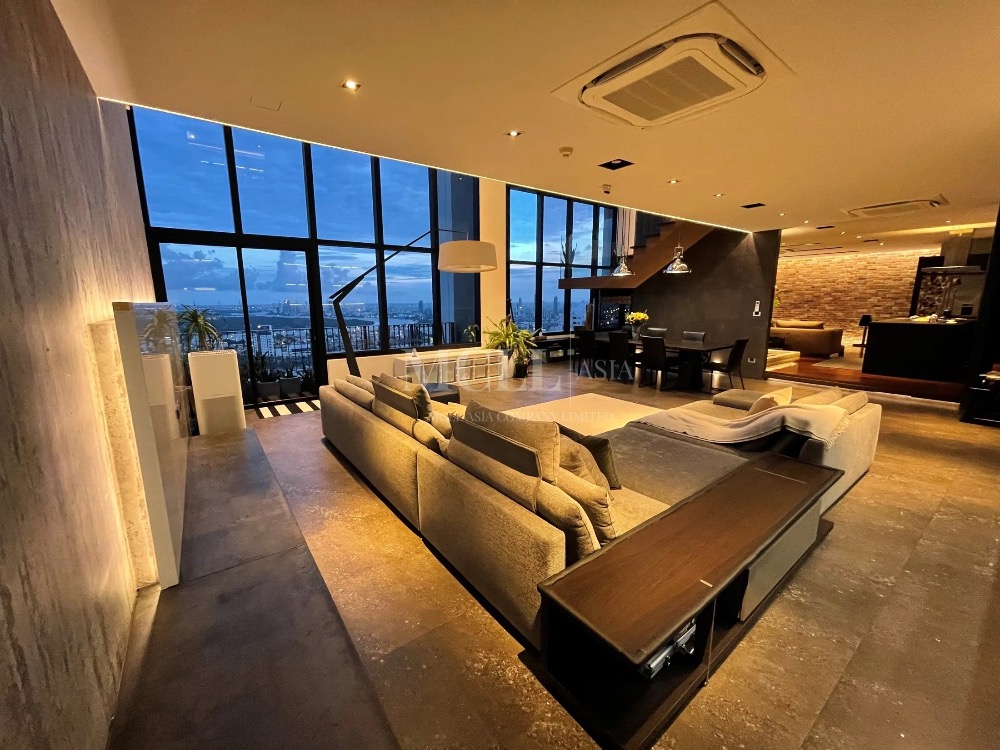 ขายคอนโดสุขุมวิท อโศก ทองหล่อ : Incredible Penthouse Top Floor Loft Style Tastefully Decorated Located In The Heart Of Bangkok