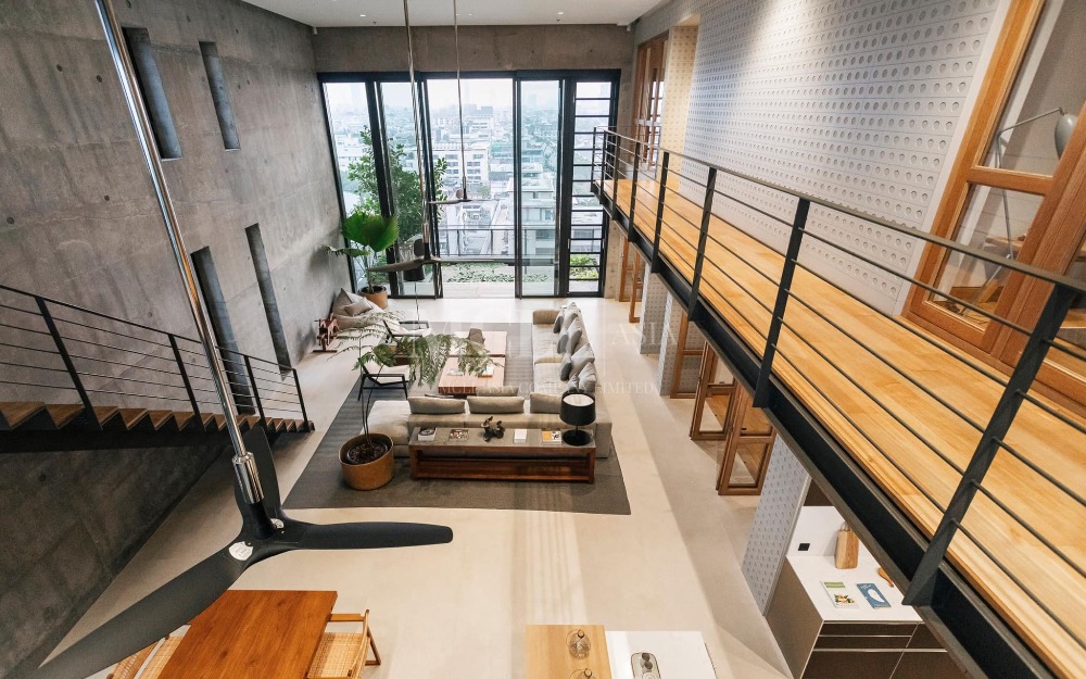 ขายคอนโดสาทร นราธิวาส : One Of A Kind Fully Furnished And Decorated Industrial Loft Style Penthouse With Private Lift.