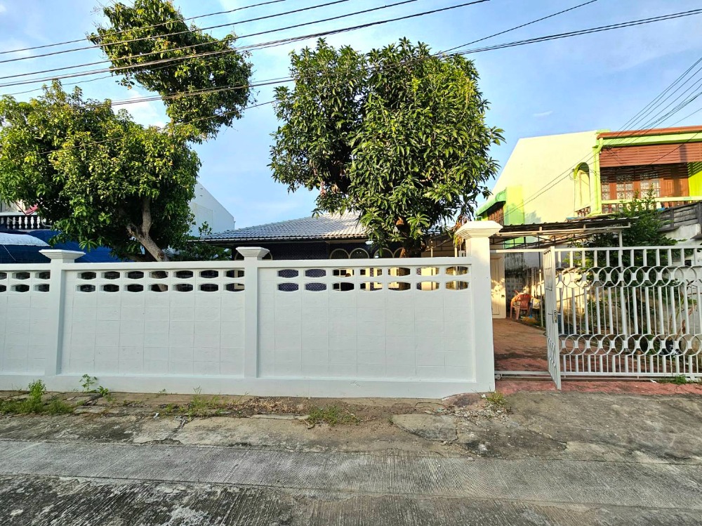 For RentHouseRama 2, Bang Khun Thian : Single house for rent, 4 bedrooms, 2 bathrooms, Soi Wat Yai Rom, near Rung Arun School, Wichit Nakhon Village, Rama 2 Road, Soi Anamai Ngam Charoen, 70 sq m., back side next to a canal