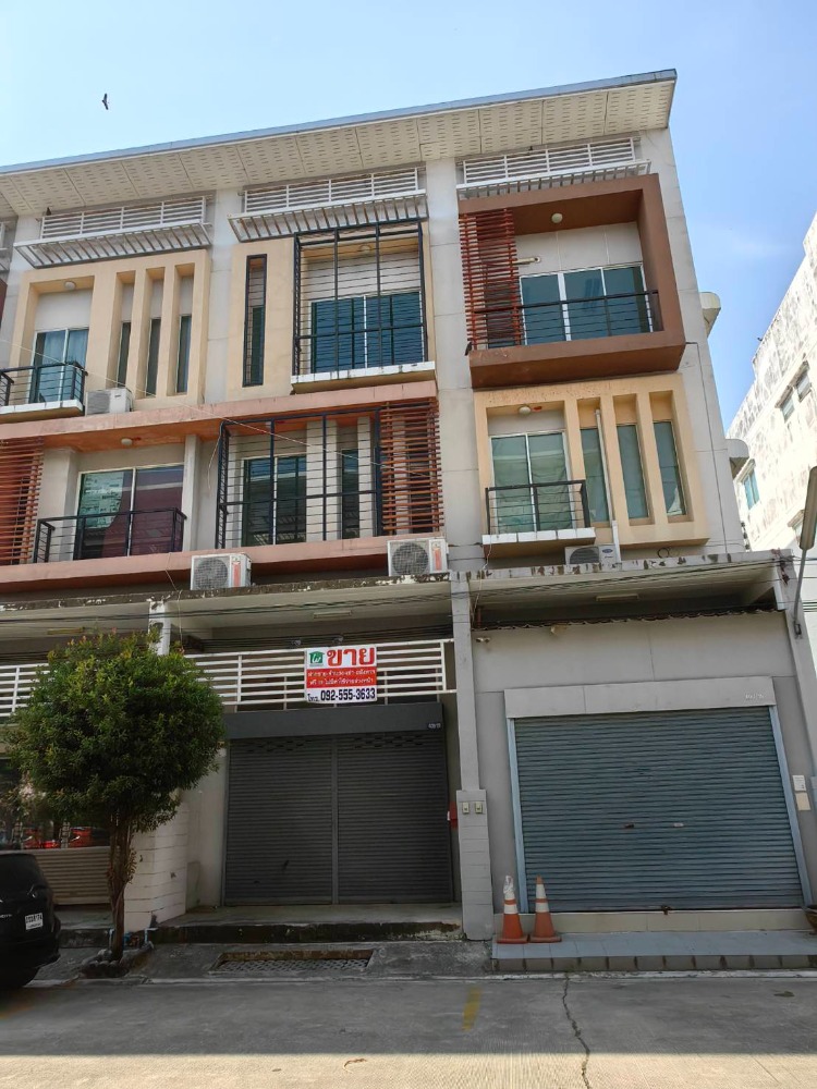 For SaleShophouseNawamin, Ramindra : For sale: 3 and a half storey commercial building, RK Park, Ram Intra-Khubon, located at the beginning of the project, only 40 meters from Khlong Song Road, very new condition, ready to move in.