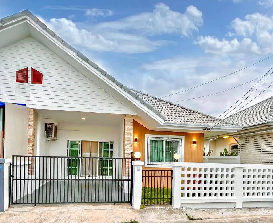 For SaleHousePattaya, Bangsaen, Chonburi : Semi-detached house for sale, same project as Eaktara 1. Bun Samphan 1-Khao Talo👉 If interested, add Line Wowalan4289