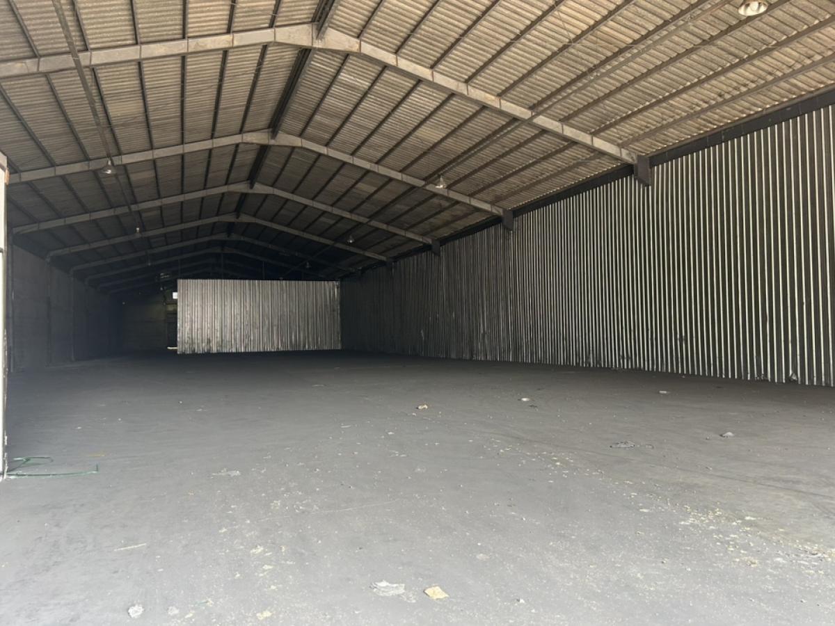 For RentFactoryChachoengsao : Factory/warehouse for rent, Bangna-Trad, Km.40, Bangwao, Bangpakong, 40-foot container trucks can enter, width 40 m., depth 88 m., usable area 3,520 sq m., can be used as a factory, convenient for storing things.