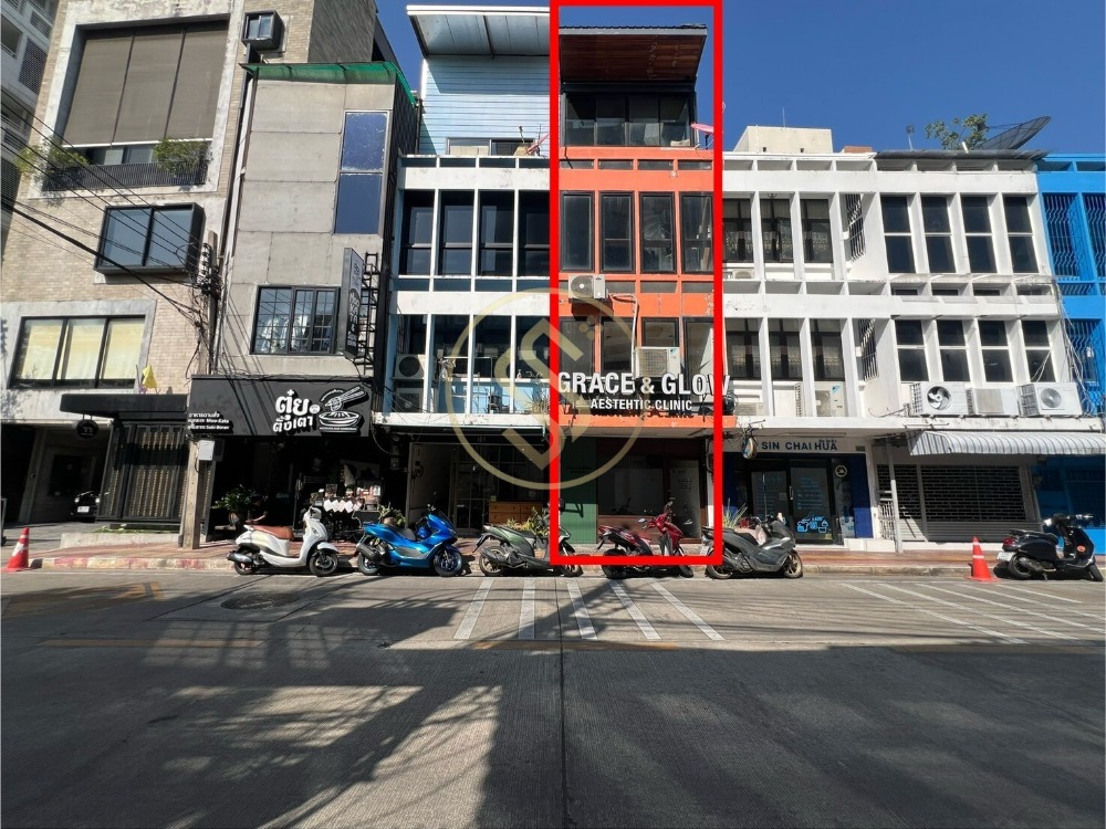 For SaleShophouseSapankwai,Jatujak : For sale: 4-storey commercial building at the beginning of Soi Phahon Yothin 11, good location with potential, suitable for business, office or clinic, usable area 200 square meters.