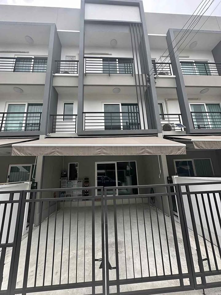 For RentTownhouseLadkrabang, Suwannaphum Airport : 🏡 For rent, 3-storey townhouse, Baan Klang Muang, Suan Luang (Chaloem Prakiat 28) 🌳 Only 2 km from Suan Luang Rama 9. The house is vacant and ready to move in ✅✅ 🐶🐱 Small pets allowed 🐶🐱