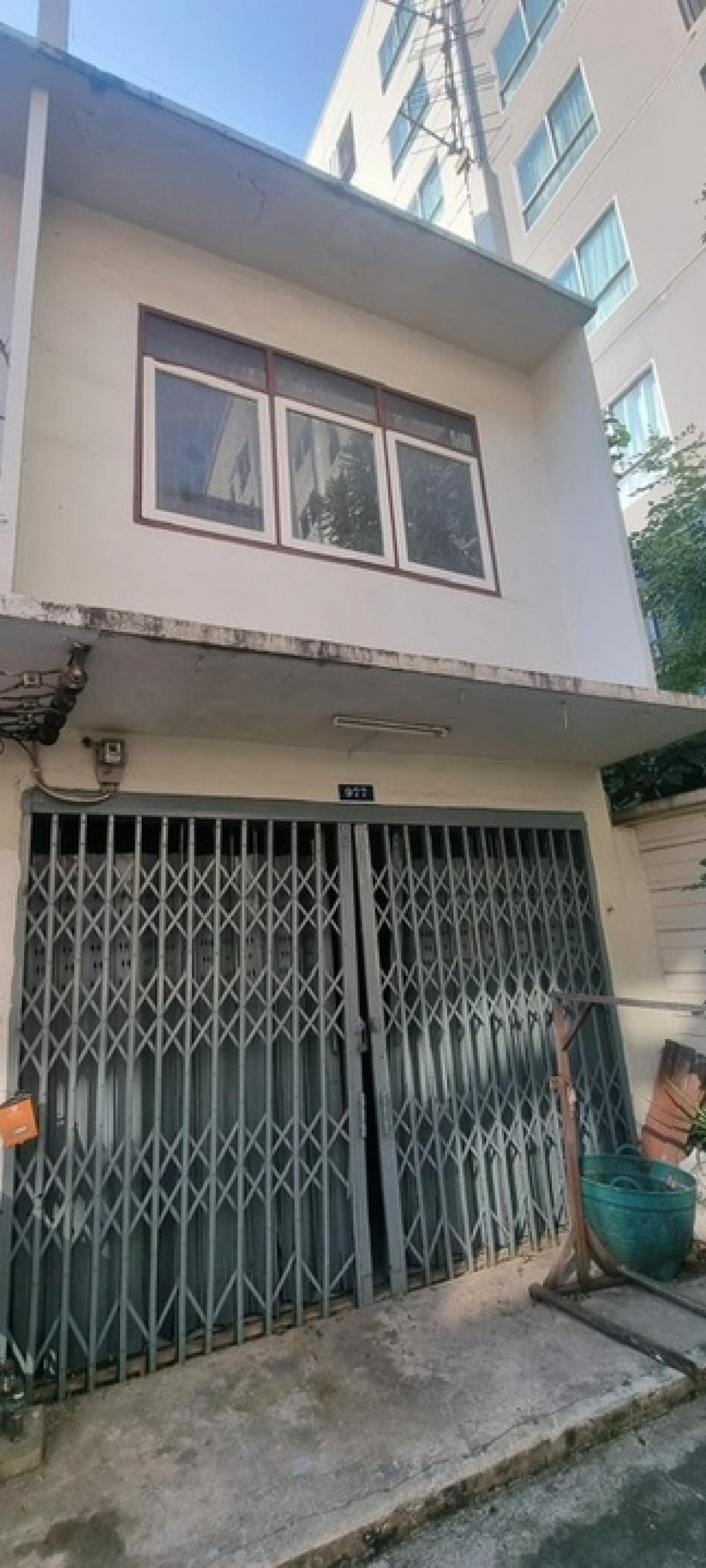 For RentShophousePinklao, Charansanitwong : For rent: 3-storey shophouse, Tha Phra Intersection, Charan 3, near the BTS. Interested, call: 0922829196