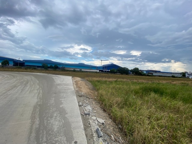 For SaleLandChachoengsao : Land for sale 27 rai in EEC area, light purple map with white dots, A.-2 is an industrial development area, can be divided for sale, near Pongpol Market, suitable for building a factory.