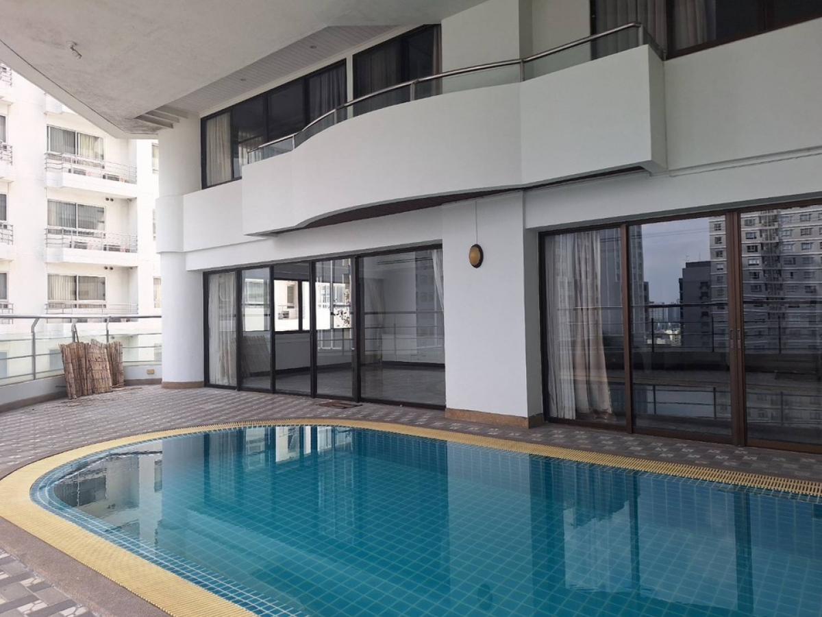 ให้เช่าคอนโดสุขุมวิท อโศก ทองหล่อ : 📢👇Living in luxury duplex unit with private pool, walking distance to Emporium