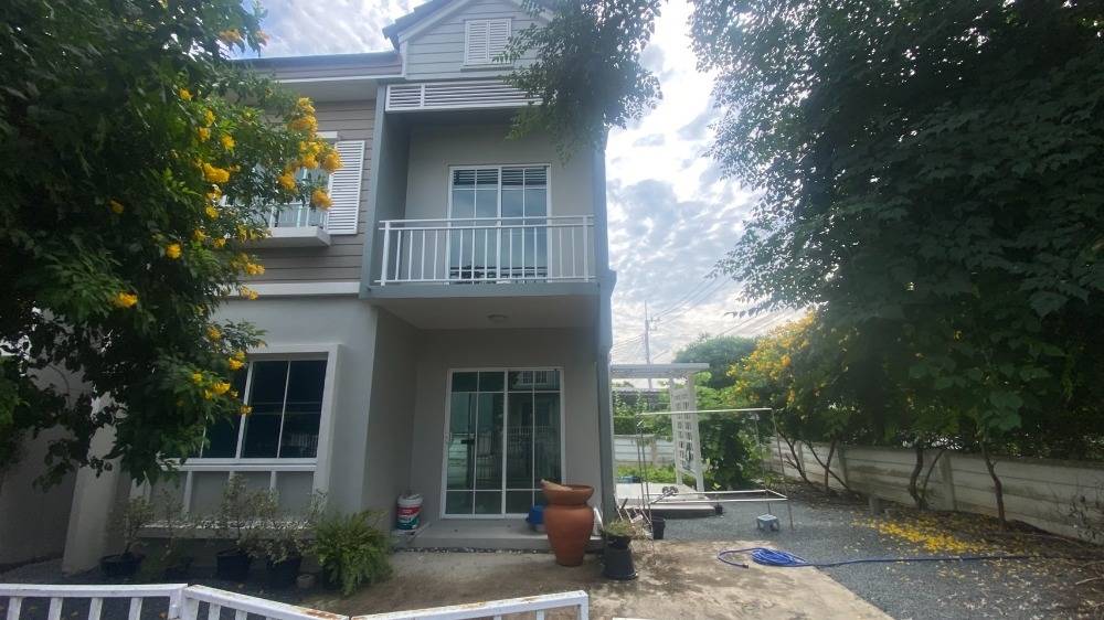 For RentHousePathum Thani,Rangsit, Thammasat : Single house for rent, The Village Rangsit - Wongwaen, near Dream World, only 13 minutes away.