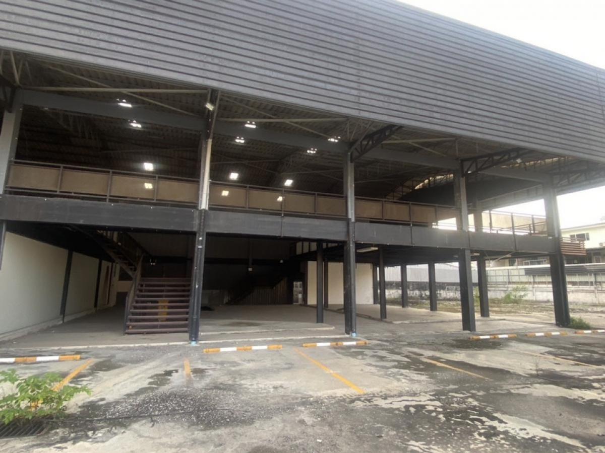 For RentWarehouseOnnut, Udomsuk : Old warehouse building, suitable for indoor sports field, office building, Sukhumvit Soi 93, BTS Bang Chak, area 800 sq m.