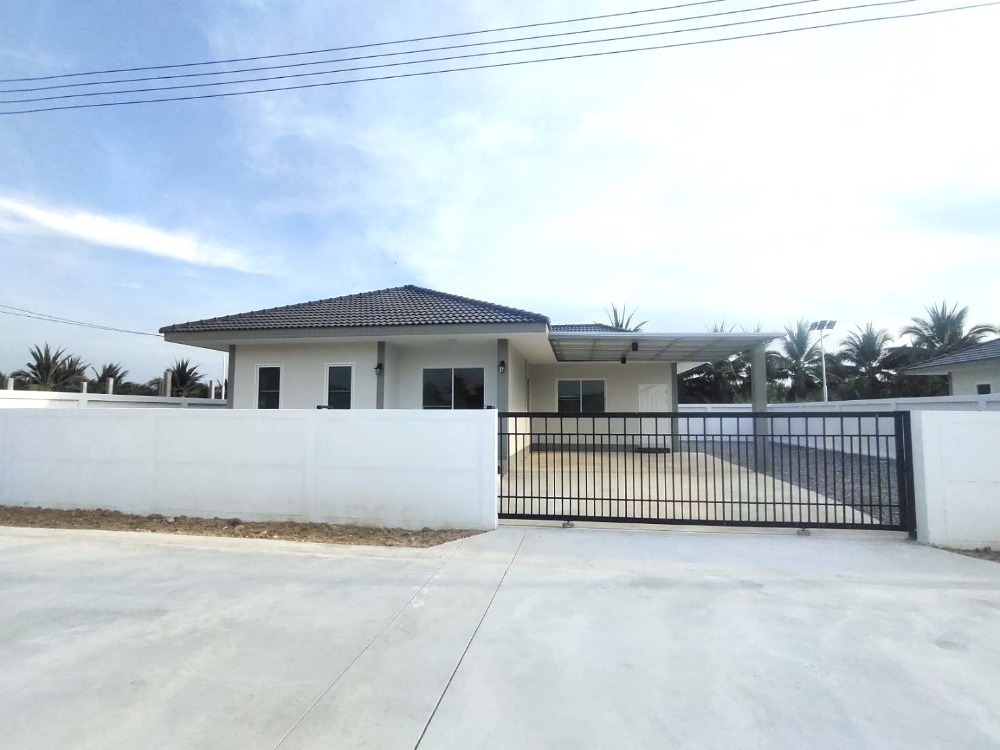 For SaleHouseNakhon Pathom : For sale: Single-storey detached house, area 100 square wah, front of house does not face anyone elses house, coconut grove atmosphere, cool all year round.