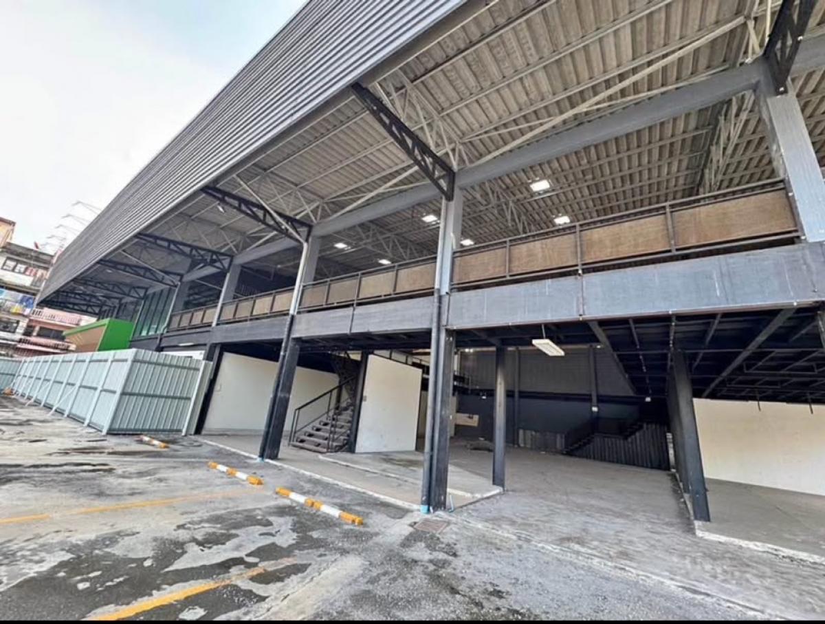 For RentWarehouseOnnut, Udomsuk : Old warehouse building, suitable for indoor sports field, office building, enter Soi Sukhumvit 93, 300 meters from BTS Bang Chak, usable area 800 sq m.