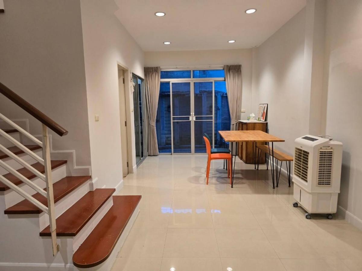 For RentTownhouseWongwianyai, Charoennakor : House for rent in the city center, Sathorn Taksin 1, beginning of the project, near BTS Wutthakat, near The Mall Tha Phra