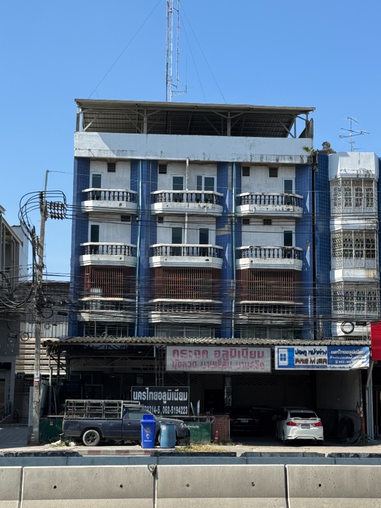 For SaleShophousePattanakan, Srinakarin : Urgent sale, 4.5-storey commercial building, next to MRT Sri Dan, size 75.7 sq m, good location, convenient transportation, next to the main road, Srinakarin. Interested, contact Sumeth 061-949-8888