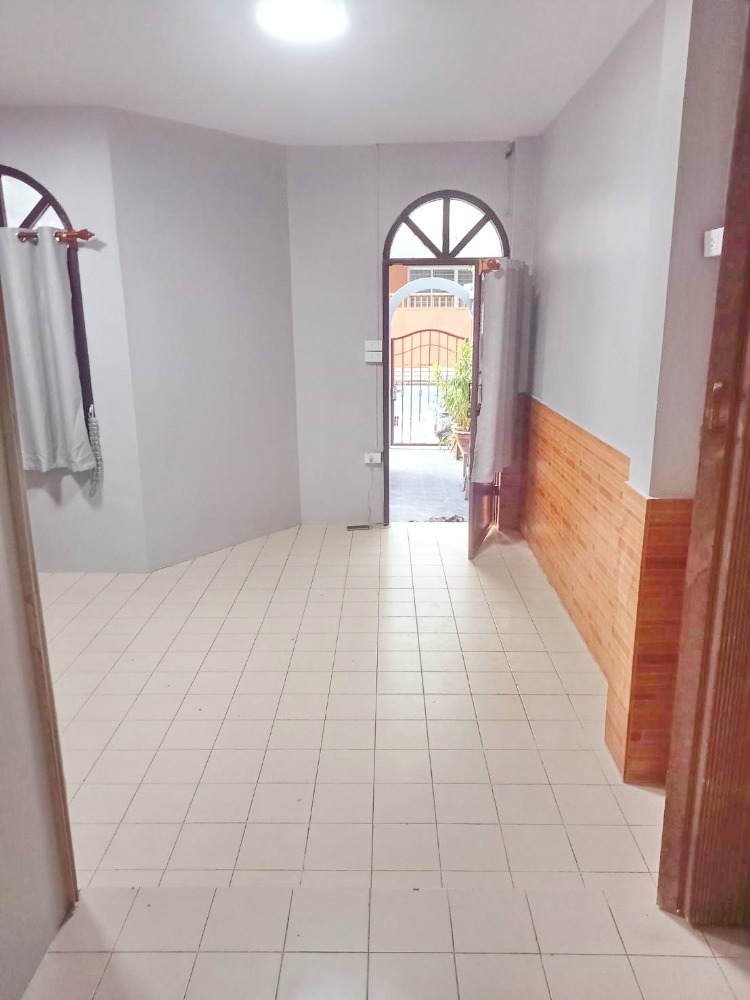 For RentTownhouseRatchadapisek, Huaikwang, Suttisan : HK0391😊 For RENT Townhouse for rent, 2 floors🚪3 bedrooms🚄near MRT Huai Khwang🏢Huai Khwang🔔House area: 18 sq m🔔Usable area: 140 sq m💲Rent:25,000฿📞O99-5919653,O65-9423251✅LineID:@sureresidence