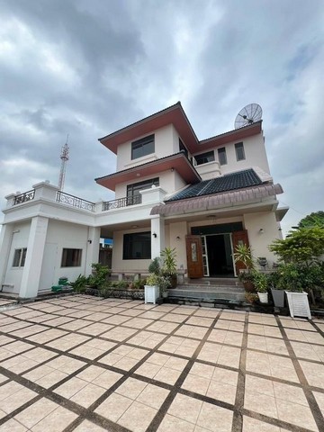 For RentHouseYothinpattana,CDC : For rent, 3-storey detached house, 7 bedrooms, 6 bathrooms, area 800 sq m., suitable for living or making an office, empty house, Lat Phrao 93, near the Yellow Line, near the Ekkamai-Ram Intra expressway, near The Mall Bangkapi