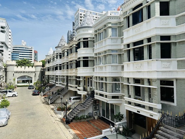 For RentTownhouseKhlongtoei, Kluaynamthai : Townhouse for rent in Asoke, Phrom Phong area, near school, Australian International School, near Emporium and Terminal21Asok, behind SWU Prasarnmit, Chicha Castle Village, Sukhumvit 31