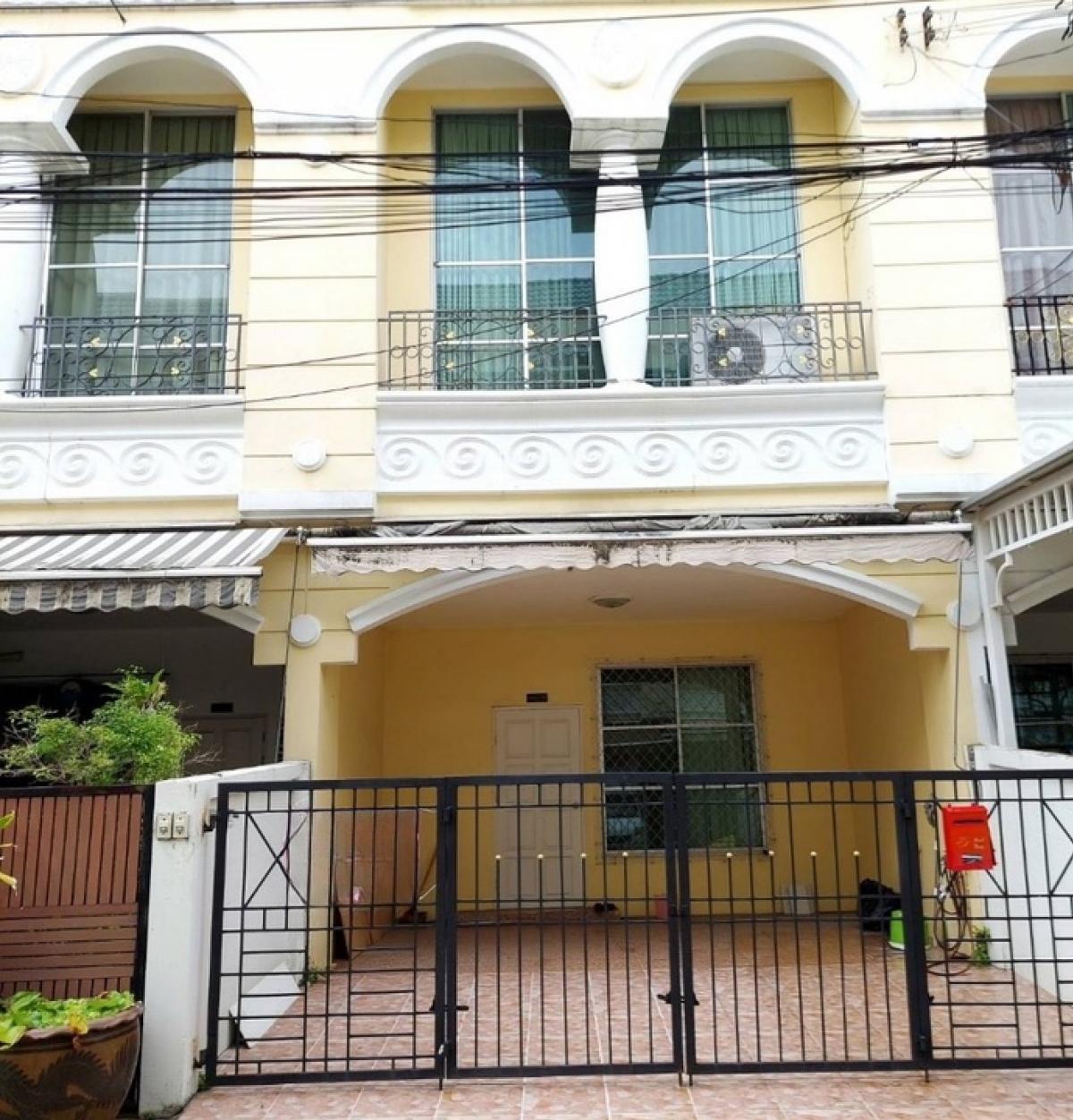 For RentHousePattanakan, Srinakarin : For rent‼️Baan Klang Muang Rama 9-Srinakarin, 3-storey townhouse, 4 bathrooms, 3 bedrooms (air-conditioned), fully furnished, ready to move in, complete electrical appliances 🚆Next to the BTS entrance in front of the village 📍Yellow Line, Khlong Tan Stati