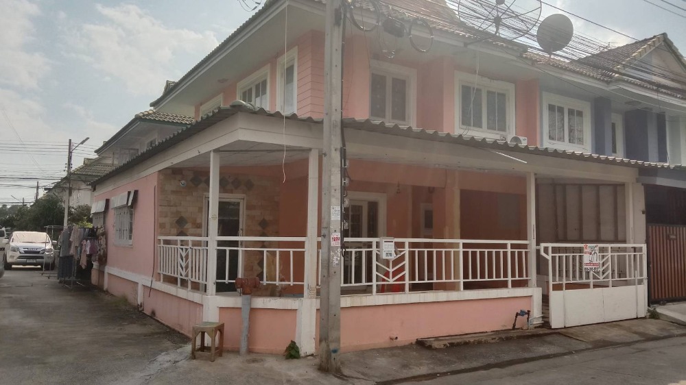 For RentTownhousePathum Thani,Rangsit, Thammasat : For rent: 2-storey townhouse, corner house, 25.4 sq.w., Pruksa Village 13, Khlong Sam Road, house has 3 bedrooms, 2 bathrooms.