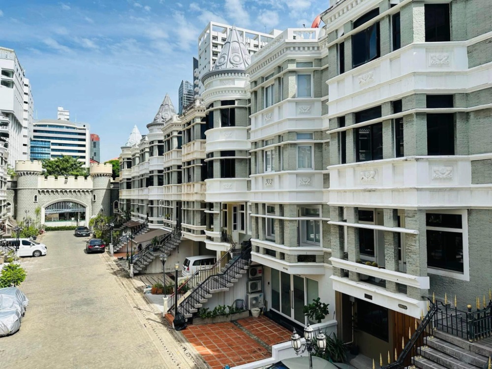 For RentTownhouseSukhumvit, Asoke, Thonglor : Townhouse for rent near Emporium Terminal21Asok Sukhumvit 31, air-conditioned, fully furnished, 3 bedrooms, 4 bathrooms, 1 maid, rental price 85,000 baht