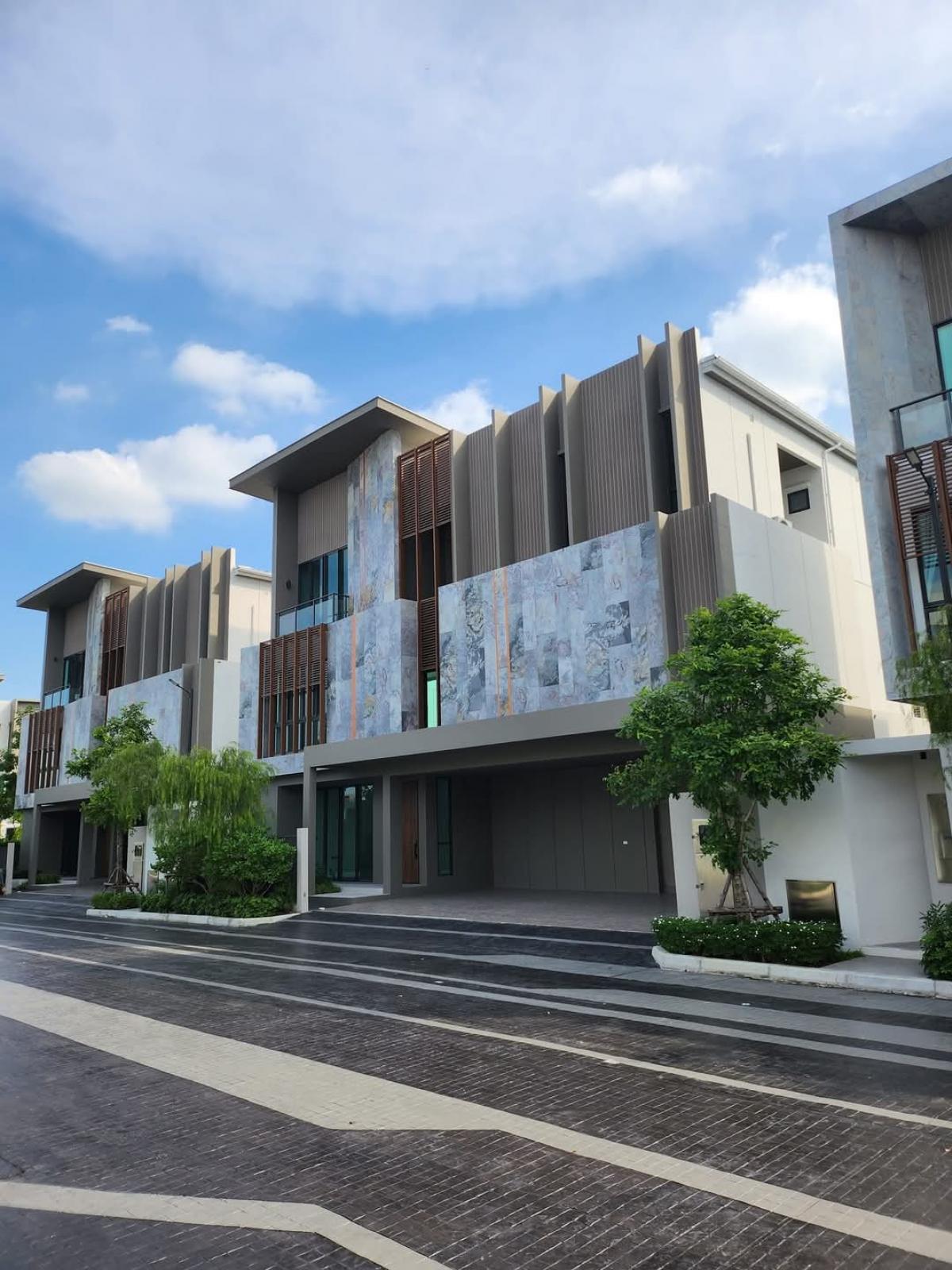 For SaleHouseLadkrabang, Suwannaphum Airport : 🚩𝗧𝗛𝗘 𝗢𝗡𝗘 𝗦𝗜𝗚𝗡𝗔𝗧𝗨𝗥𝗘 𝗕𝗔𝗡𝗚𝗡𝗔 - 𝗥𝗔𝗠𝗔 𝟵 3-storey pool villa and garden villa with private elevator