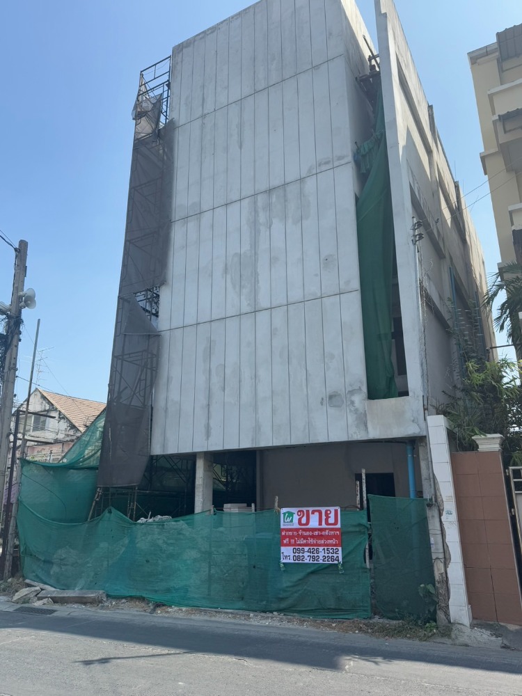 For SaleHouseChaengwatana, Muangthong : Single house under construction, remaining about 30%. Good location on the road, at the beginning of Soi Wat Ku, opposite the Pak Kret Post Office.