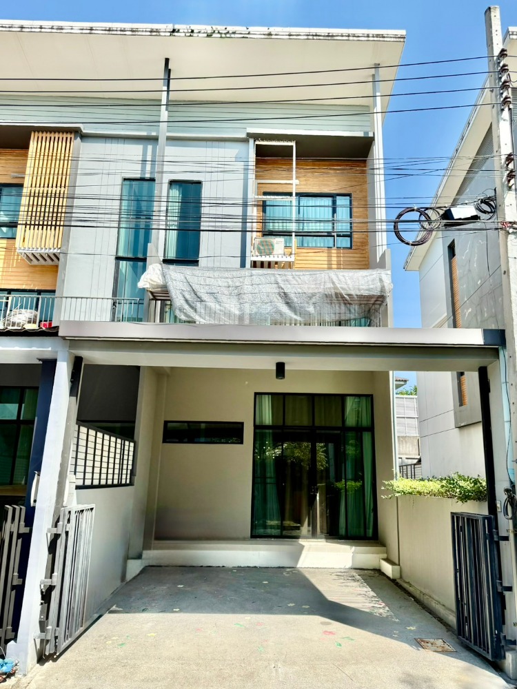 For SaleTownhomeSamut Prakan,Samrong : For sale: corner townhouse, 3 floors, Duplex style, good location, Bangna Ring Road, near Mega Bangna and Suvarnabhumi Airport