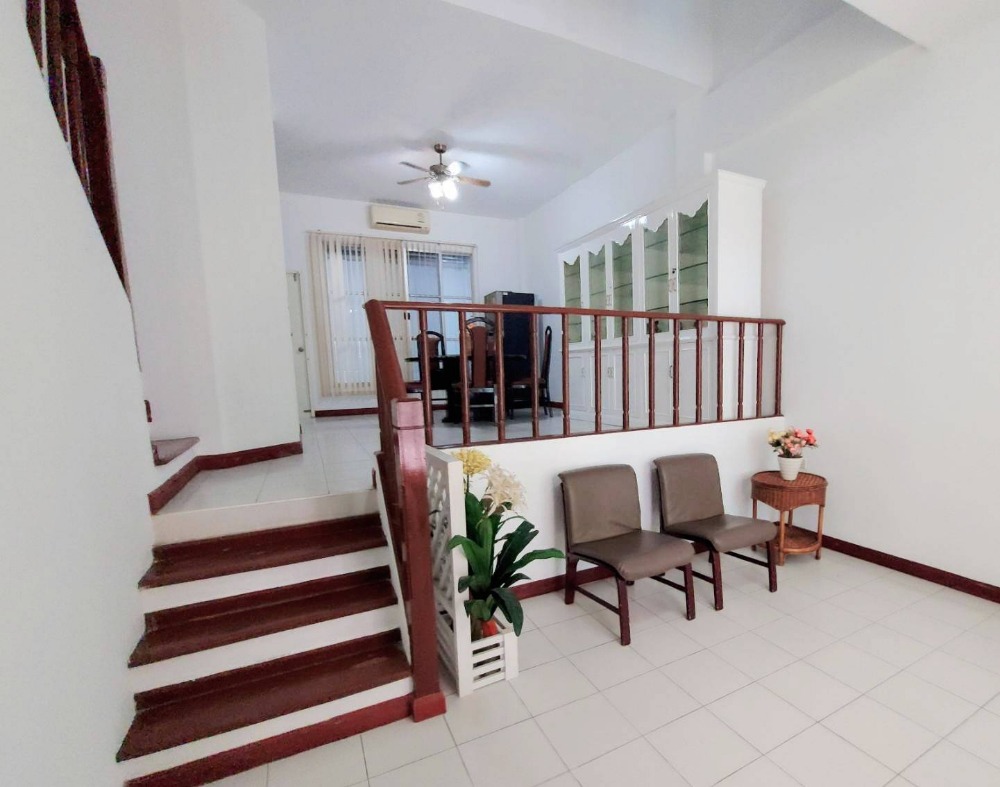 For RentTownhousePattanakan, Srinakarin : House for rent in the city center, Rama 9-Srinakarin... next to the entrance to the BTS in front of the village (Yellow Line-Khlongtan Station)