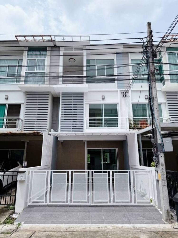 For SaleTownhousePattanakan, Srinakarin : Townhouse for sale, 3 floors, Metro Rama 9 project, near Krungthep Kreetha