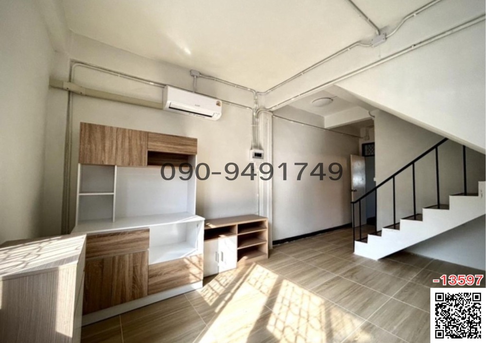 For RentShophouseSapankwai,Jatujak : Commercial building for rent, 2nd floor, Soi Phahon Yothin 35, near BTS Ratchayothin Station