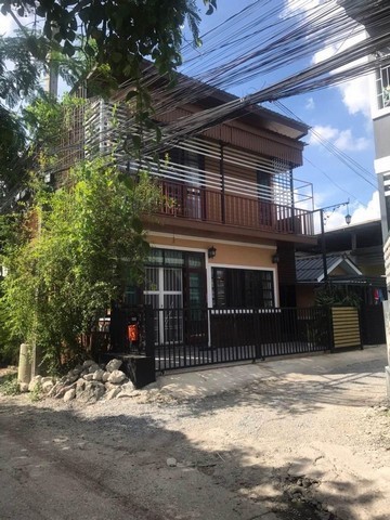 For RentHousePattanakan, Srinakarin : For rent: 2-storey corner house, near The Mall Bangkapi, Makro Bangkapi, Soi Krungthep Kreetha 7, behind Market Today.