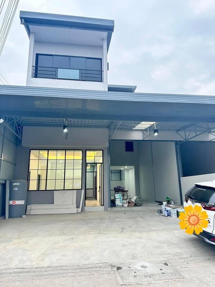 For RentOfficePathum Thani,Rangsit, Thammasat : Office for rent, 3 floors, 6 bedrooms, 6 bathrooms, 3 air conditioners, 4 CCTV cameras, Lam Luk Ka Road, Khlong 4, with curtains throughout the house, for rent 60,000 baht / month #Near Khu Khot BTS #Near the motorway entrance