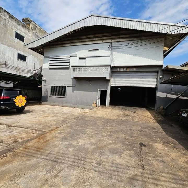 For RentWarehousePattanakan, Srinakarin : #For rent, small factory, 1200 square meters, next to the motorway, good location, with parking for more than 10 cars, rental price 85,000 baht / month