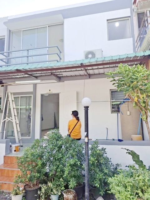 For RentTownhouseBangna, Bearing, Lasalle : Sarasas Witaed Suvarnabhumi Sch 2.4km. Bangplee Rat Bamrung Sch. 900m. 2-storey townhouse renovated