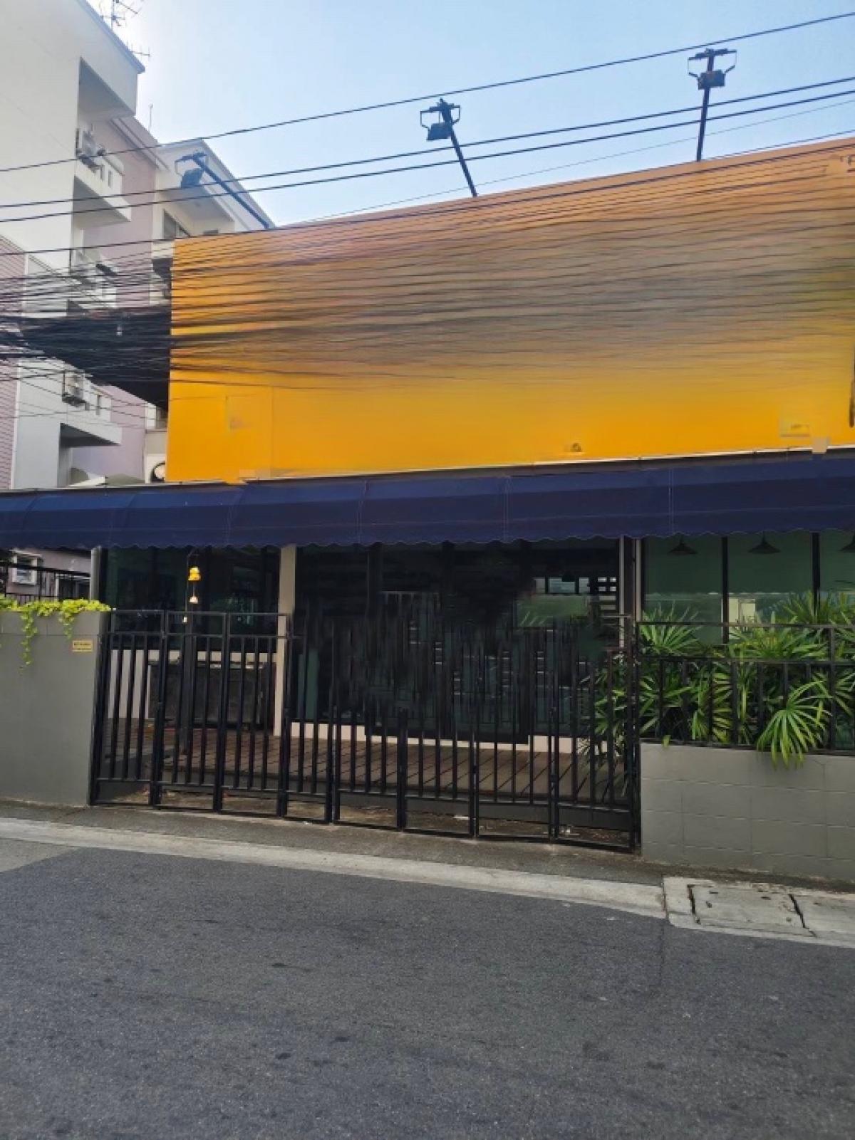 For RentRetailLadprao, Central Ladprao : For rent, 2-storey building, 2 car parking spaces, near MRT Lat Phrao Station, 550 meters, for a wellness clinic, Saha Clinic, physical therapy, Chinese medicine, orthopedic doctor, yoga, pilates.