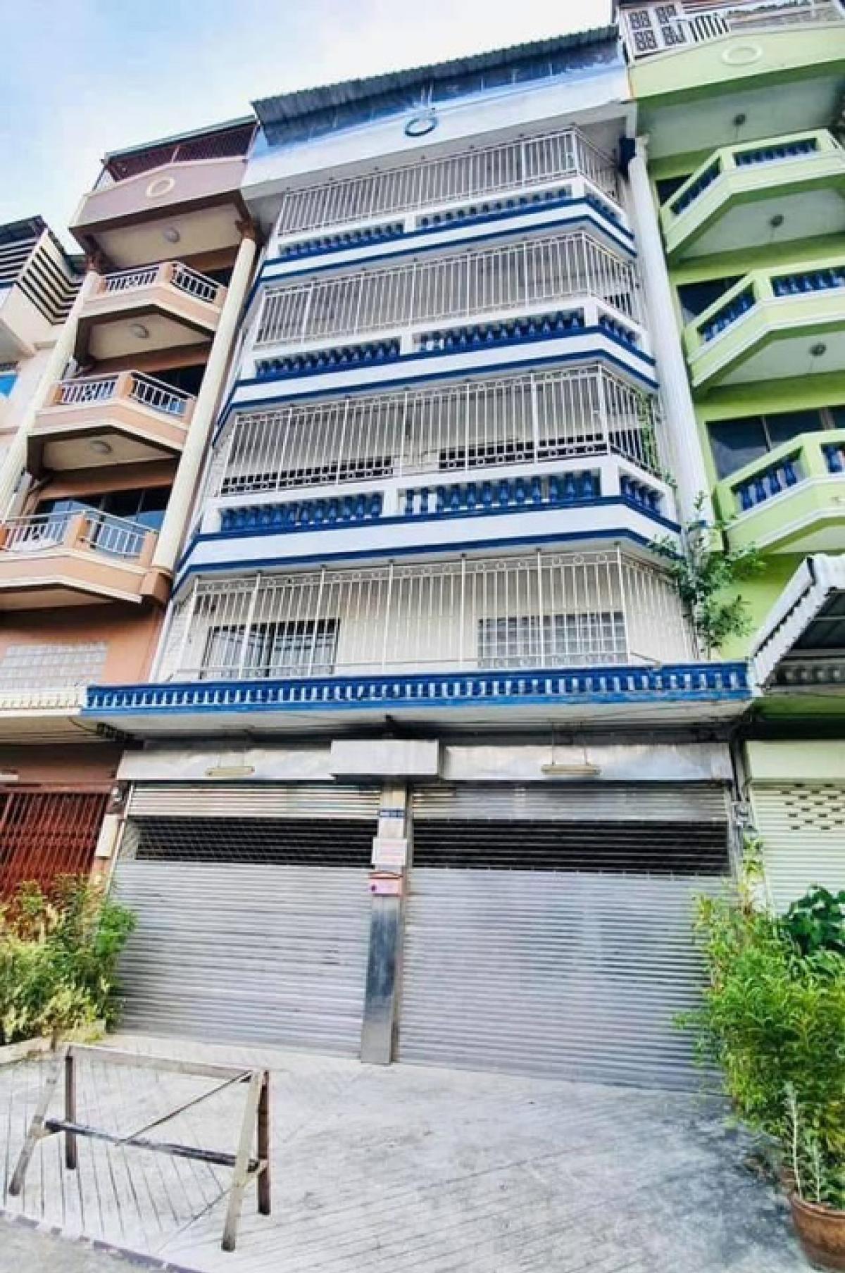 For RentRetailWongwianyai, Charoennakor : For rent: 2-unit building, 6 floors, 9 meters wide, lots of usable space, located in Soi Charoen Nakhon 62, Bukkhalo Intersection, good location, all businesses are welcome to consider.