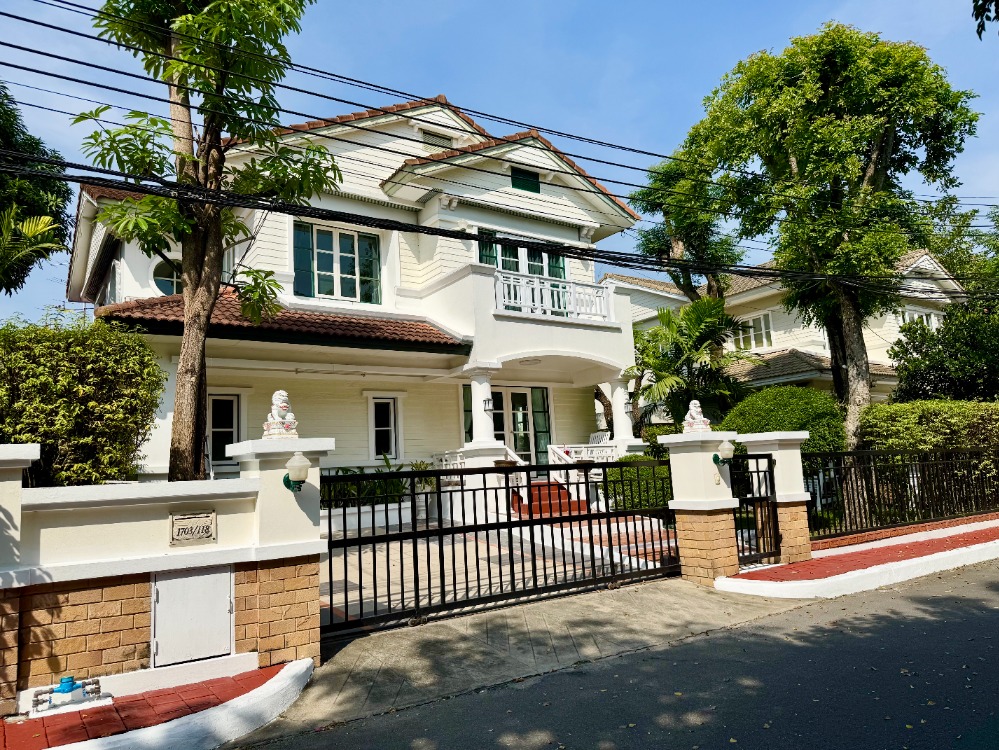 For RentHousePattanakan, Srinakarin : Single house for rent, Nantawan Project, On Nut Road 44, air-conditioning, full furniture, 4 bedrooms, 3 bathrooms, rental price 70,000 baht per month